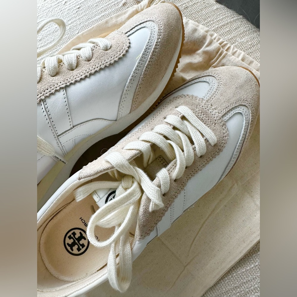 Tory Burch Hank Sneakers in white/beige. New with dust bag.